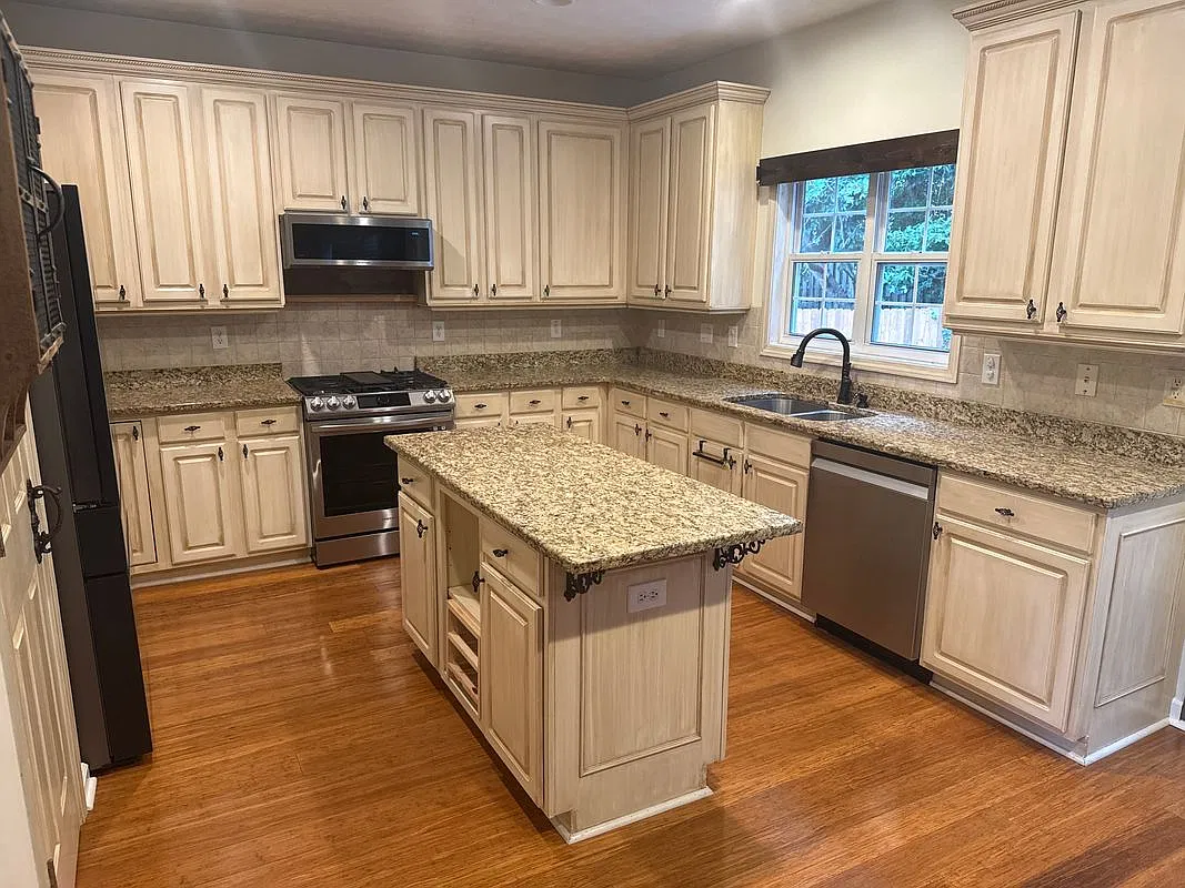 4 bed, 2.5 bath, 2600 sqft, $2,550 — Photo 4