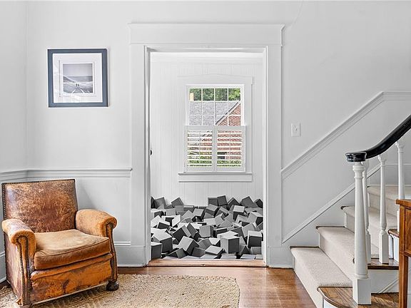 4th image of 132 Peachtree Way NE