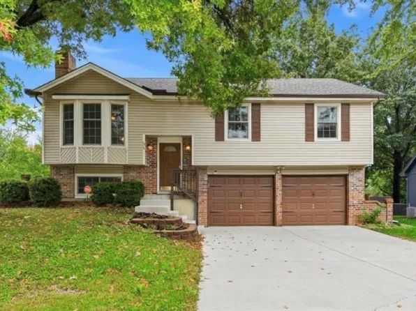 106 S Chambery Dr, Olathe, KS 66061