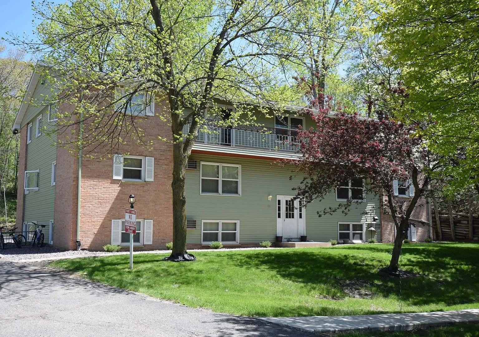 Parkway Apartments — Photo 2