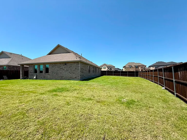 1601 Lake Grove Dr — Photo 19