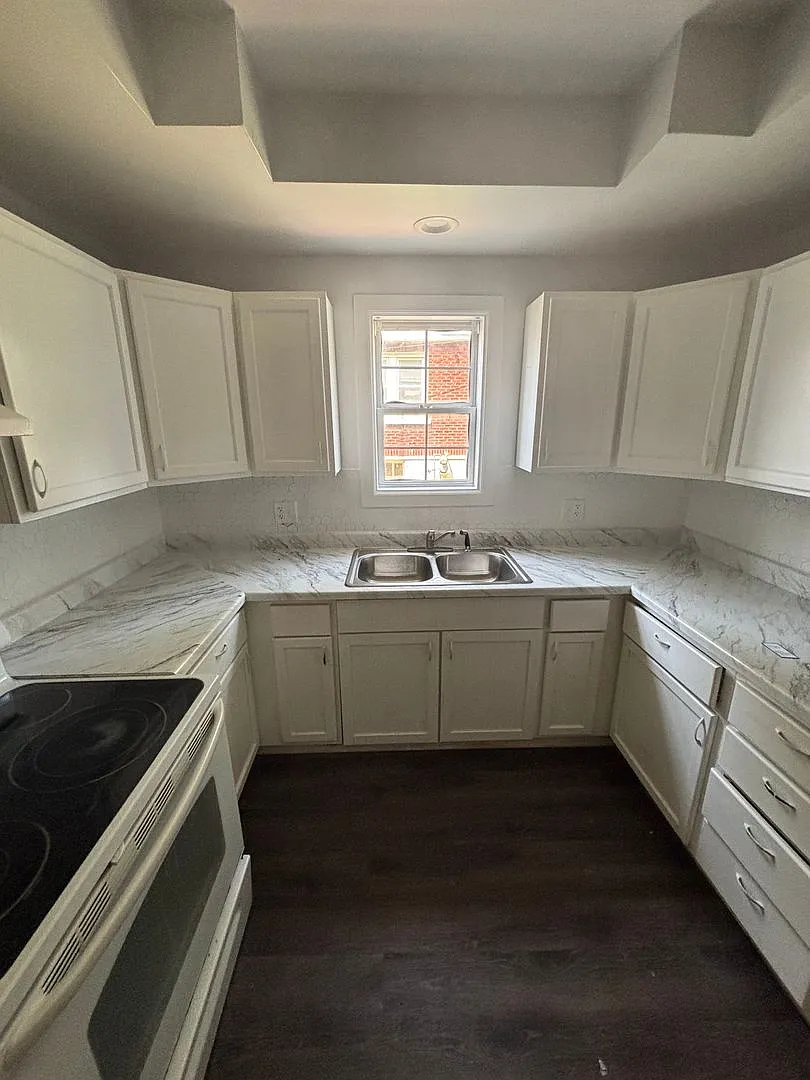 Charming 3-Bedroom Home Near Historic C-Street — Photo 3