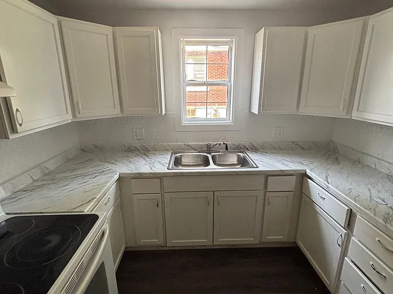 645 W Webster St — Photo 3