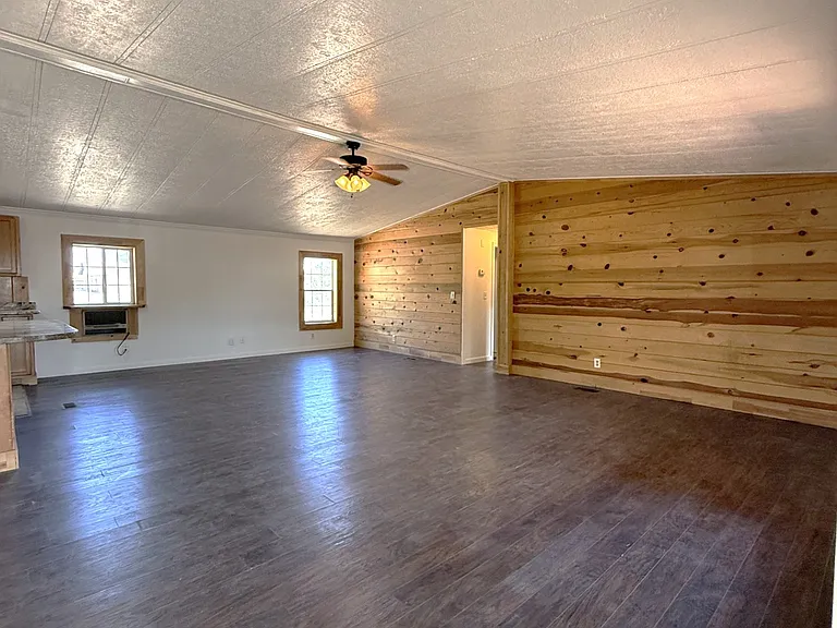 10 W Willow Ln — Photo 2