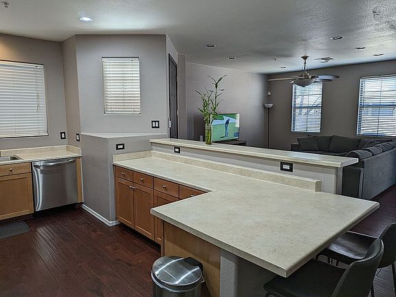 4th image of 3132 E Donner Dr