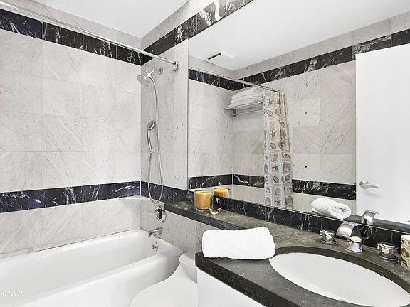 3rd image of 150-156 W 56th St APT 4809