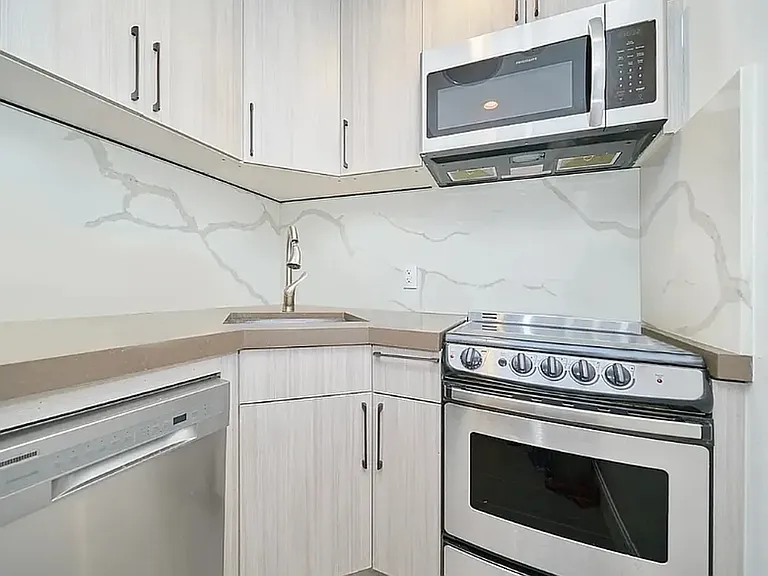 312 E 30th St #9 — Photo 3