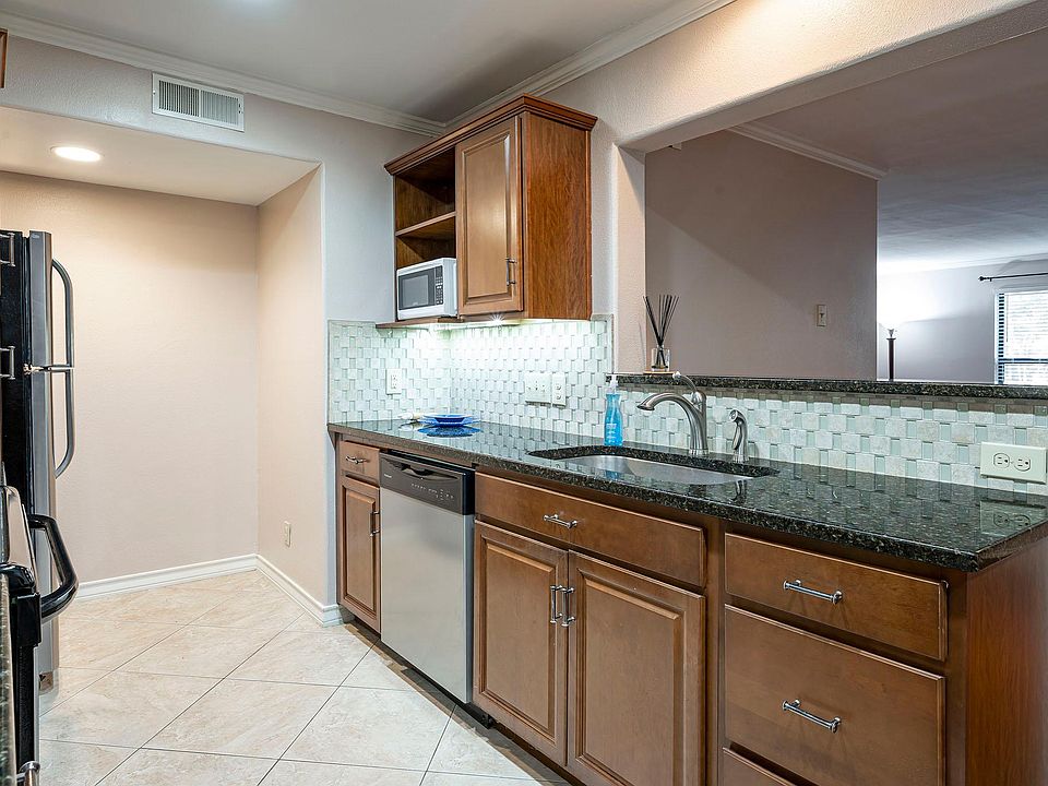Beautiful large open kitchen design with plenty of counter space.