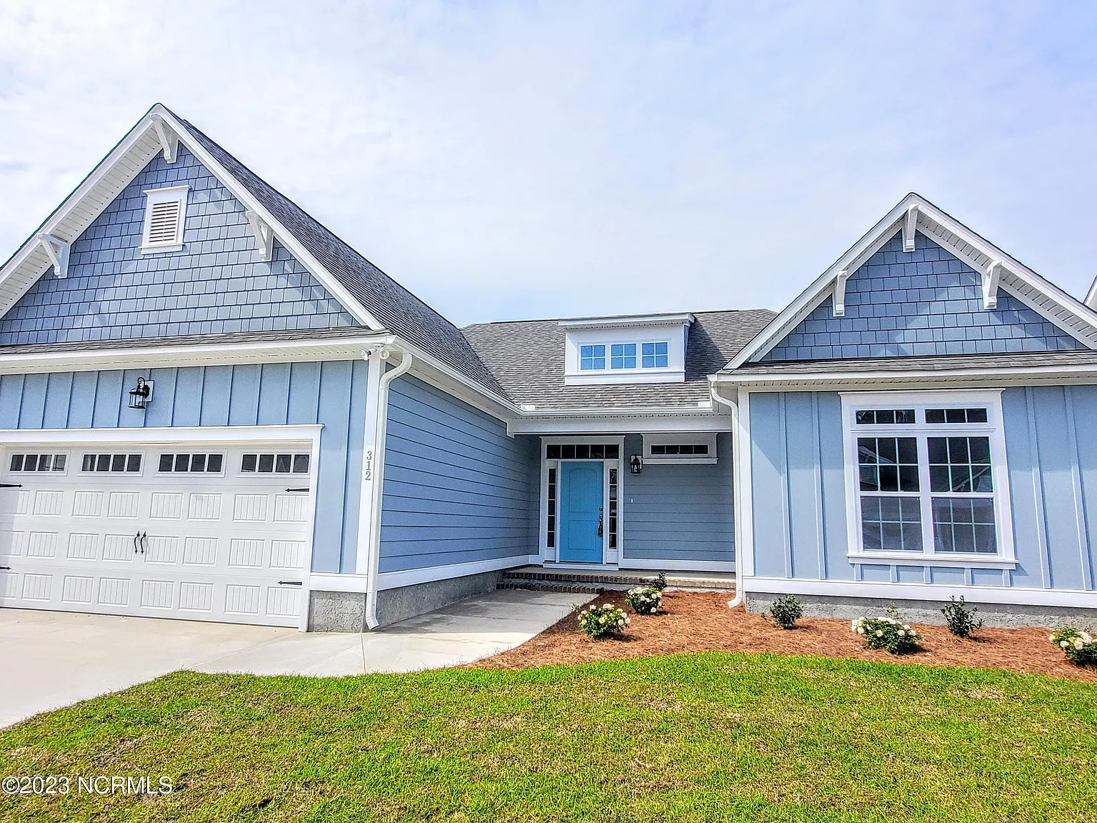 4 bed, 3.0 bath, 2458 sqft, $3,400 — Photo 2