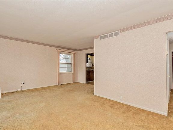 3rd image of 31727 Royalview Dr