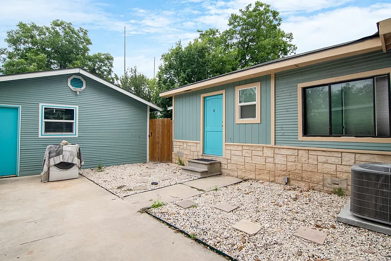 Building Photo - 560 W Highland Blvd #2