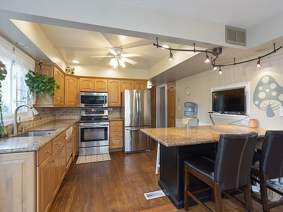 4th image of 508 N Braintree Dr