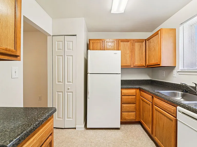 1BR, 1BA - 692SF - Kitchen