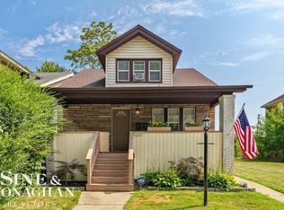 1416 Lakepointe St, Grosse Pointe Park, MI 48230