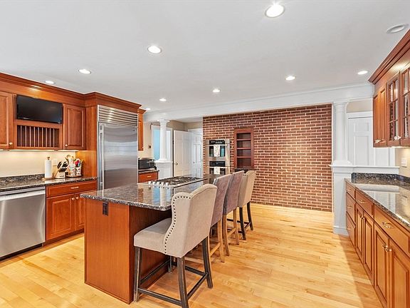 4th image of 83 Longview St