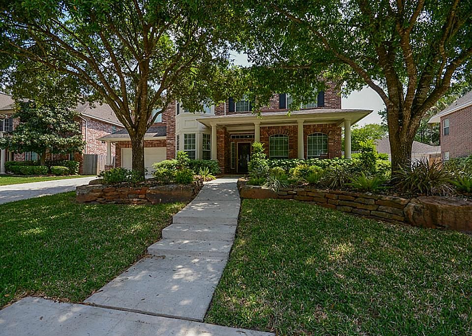Gorgeous 5 bedroom Fedrick Harris home in Greentree Manor on a cul-de-sac and steps away from Kingwood's greenbelt trails.