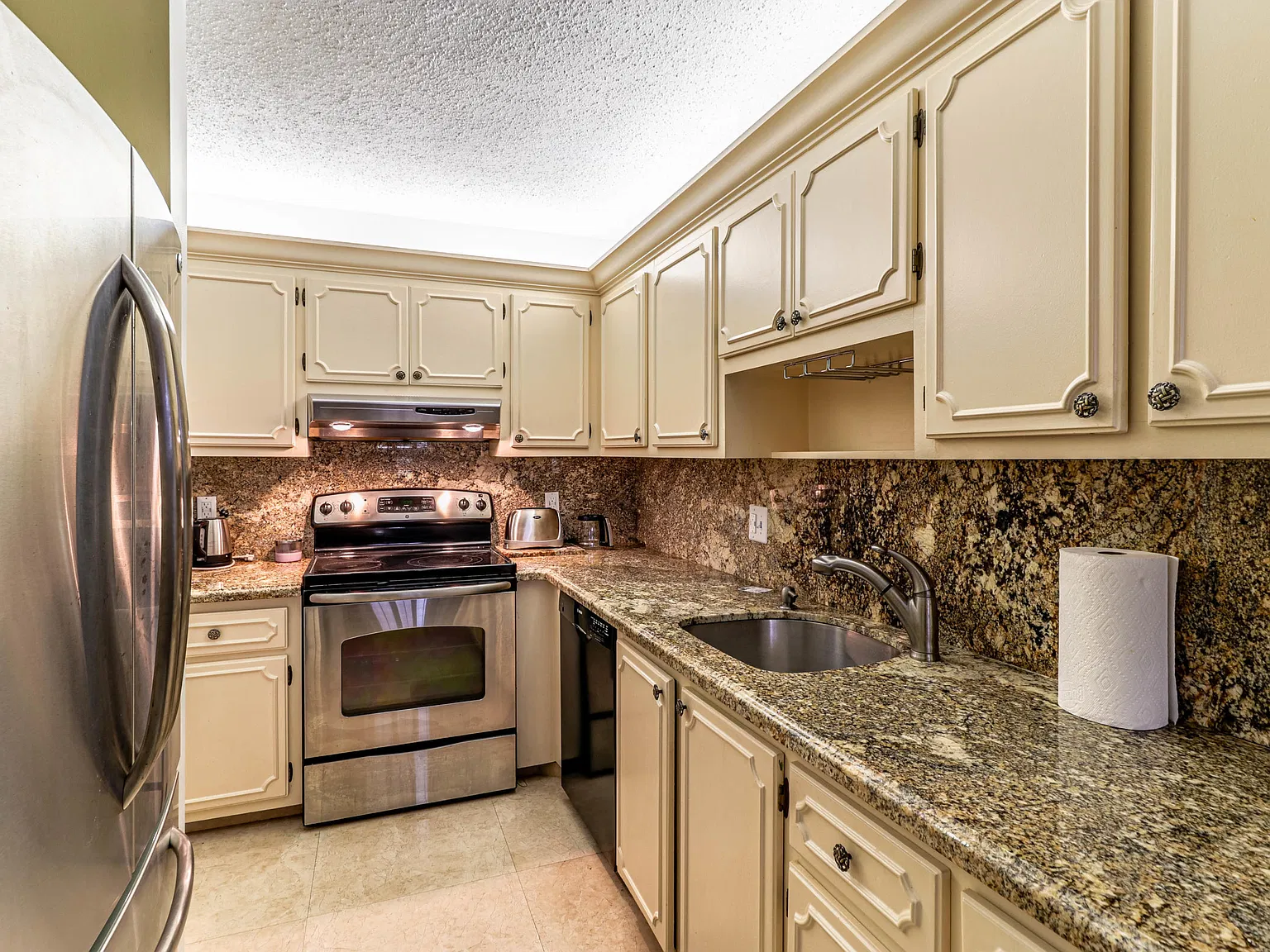 2 bed, 2.0 bath, 1167 sqft, $1,900 — Photo 4