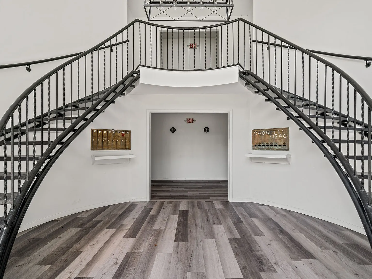 Gorgeous Renovated 1 & 2 Bedroom Apartment @ 1512 Court — Photo 2