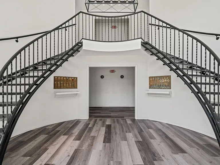 Gorgeous Renovated 1 & 2 Bedroom Apartment @ 1512 Court — Photo 2
