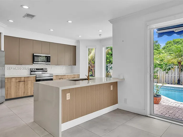 3433 SW 52nd Ct — Photo 9