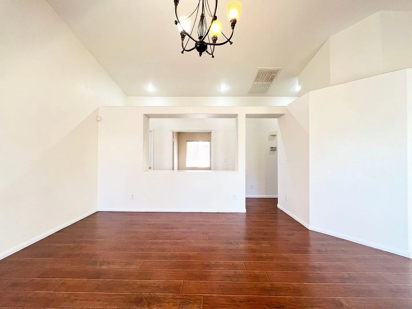 Nice corner lot single story house — Photo 4