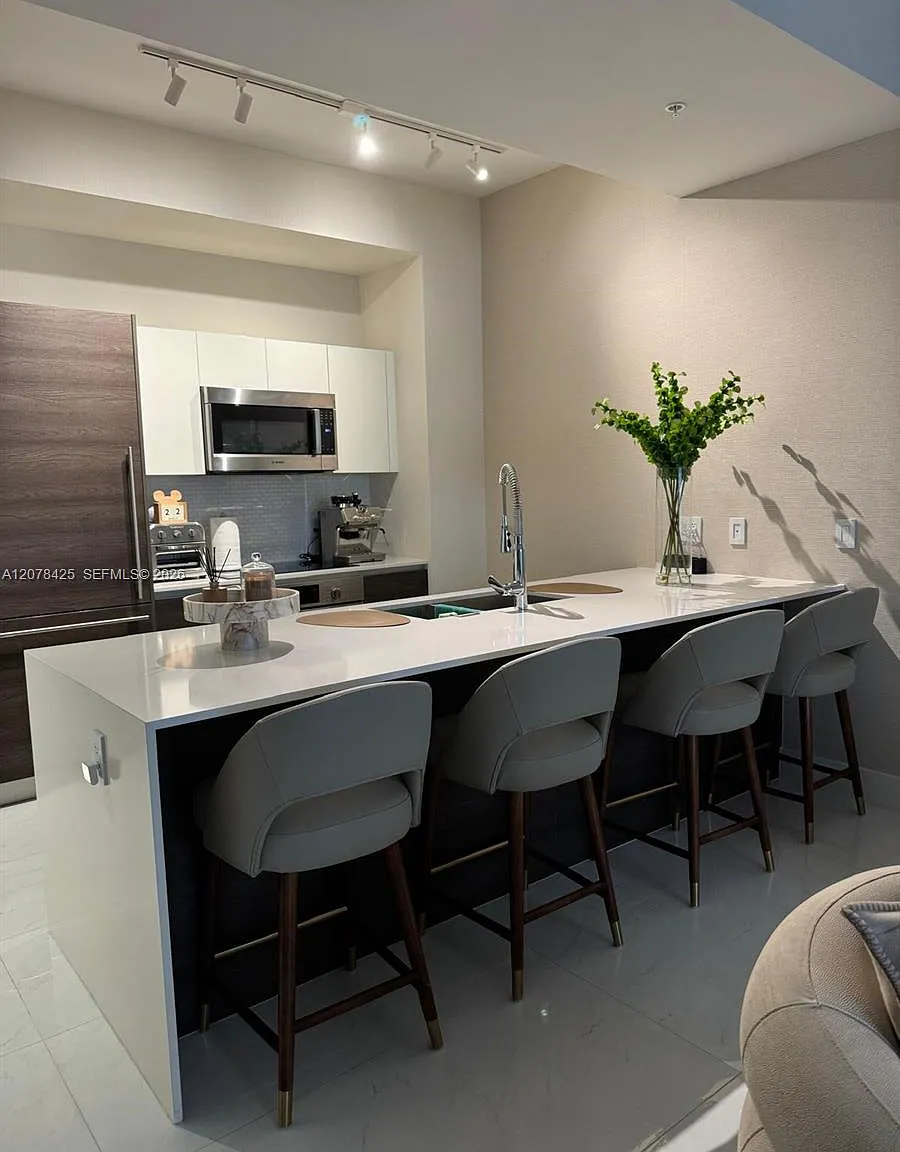 Merrick Manor Condo — Photo 2