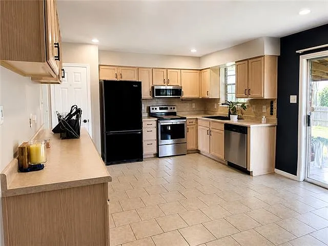 5112 Willowtree Dr — Photo 2