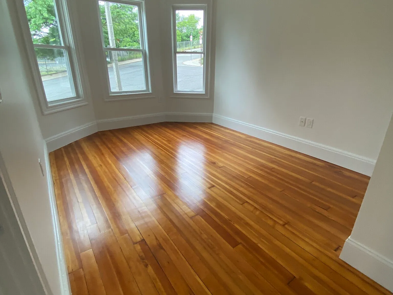 4 bed, 1300 sqft, $6,400 — Photo 2