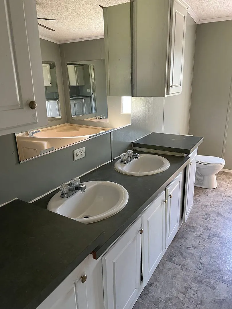 Nice 3 Bedroom 2 Bath Available Now! Schedule your tour and Apply today! — Photo 4