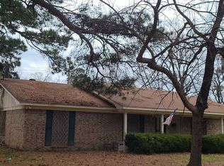 10 Holiday Ln, Texarkana, TX 75503
