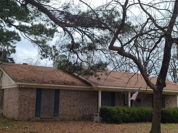 10 Holiday Ln, Texarkana, TX 75503