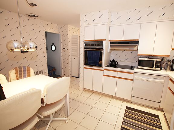 4th image of 44 Linden St