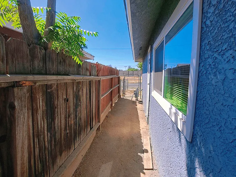 2221 S Poppy — Photo 22