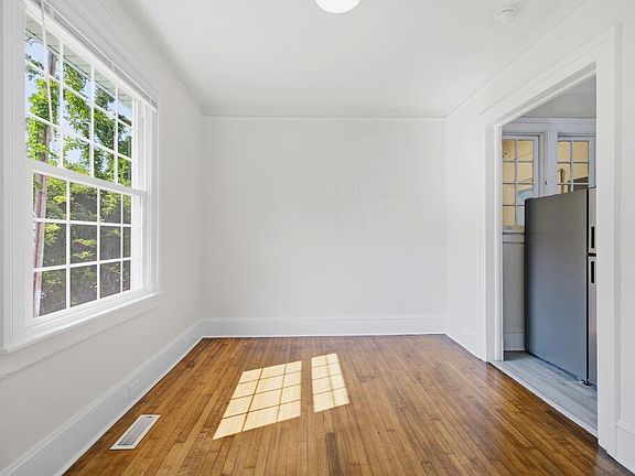 4th image of 446 Stanley Ave