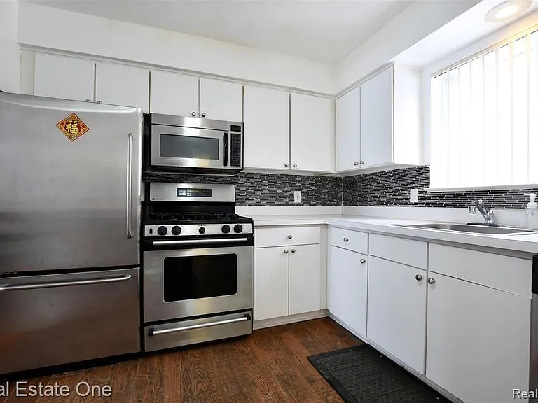 509 Fox Hills Dr N — Photo 12
