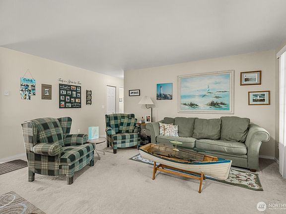 4th image of 129 NE Duck Lake Drive NE