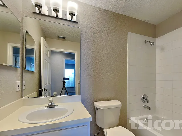 1124 Vinetree Dr — Photo 16