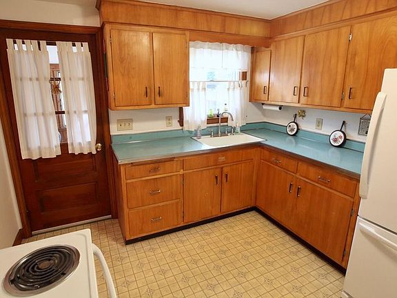4th image of 79 Sherwood Cir