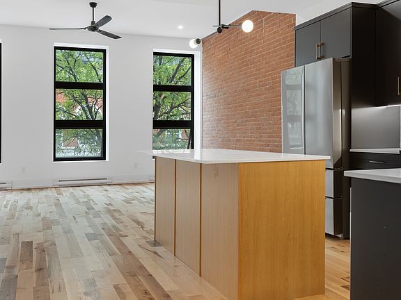 3rd image of 73 Pembroke St W #1017611