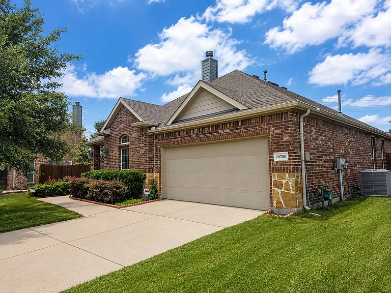 10200 Bennet Dr — Photo 2
