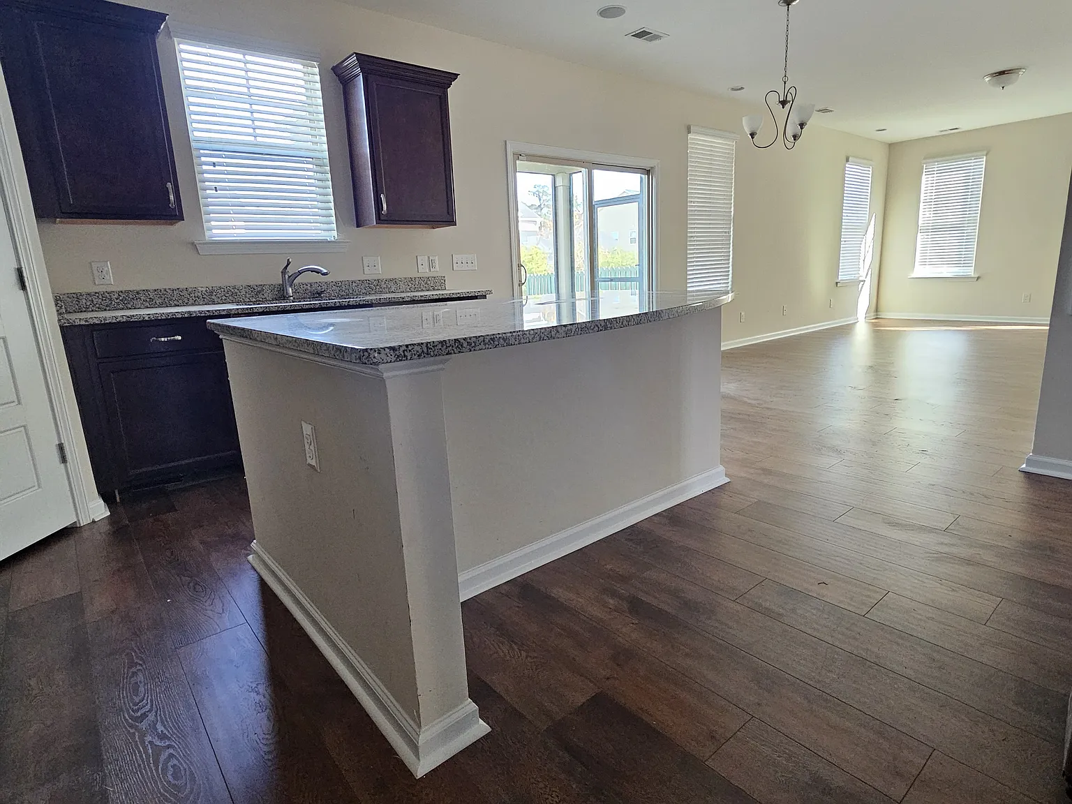 4 bed, 2.5 bath, 2620 sqft, $3,000 — Photo 4