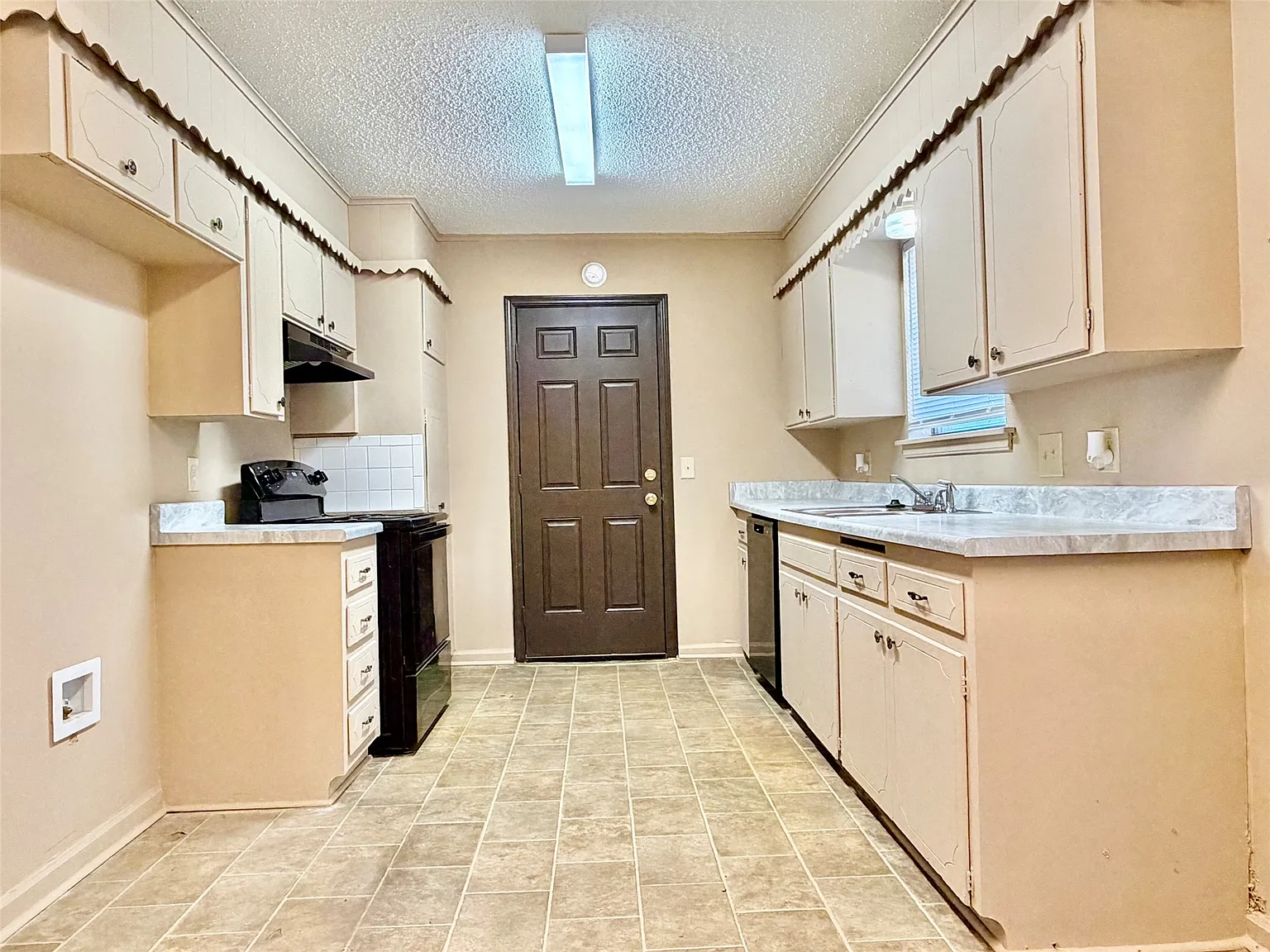 3 bed, 1.0 bath, 1049 sqft, $1,300 — Photo 4