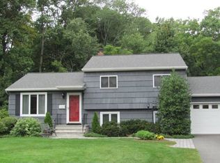 4 Longview Ct, Waldwick, NJ 07463