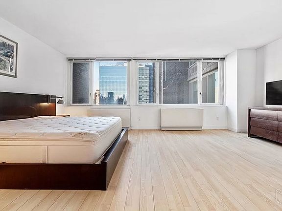 5th image of 322 W 57th St APT 31D
