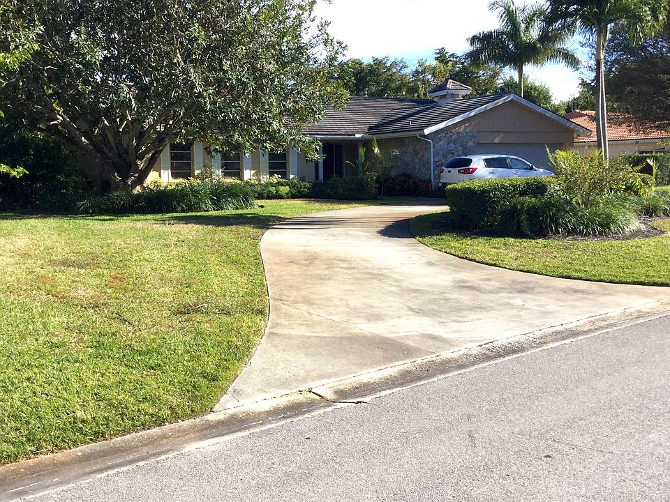 3888 Parkview Ln