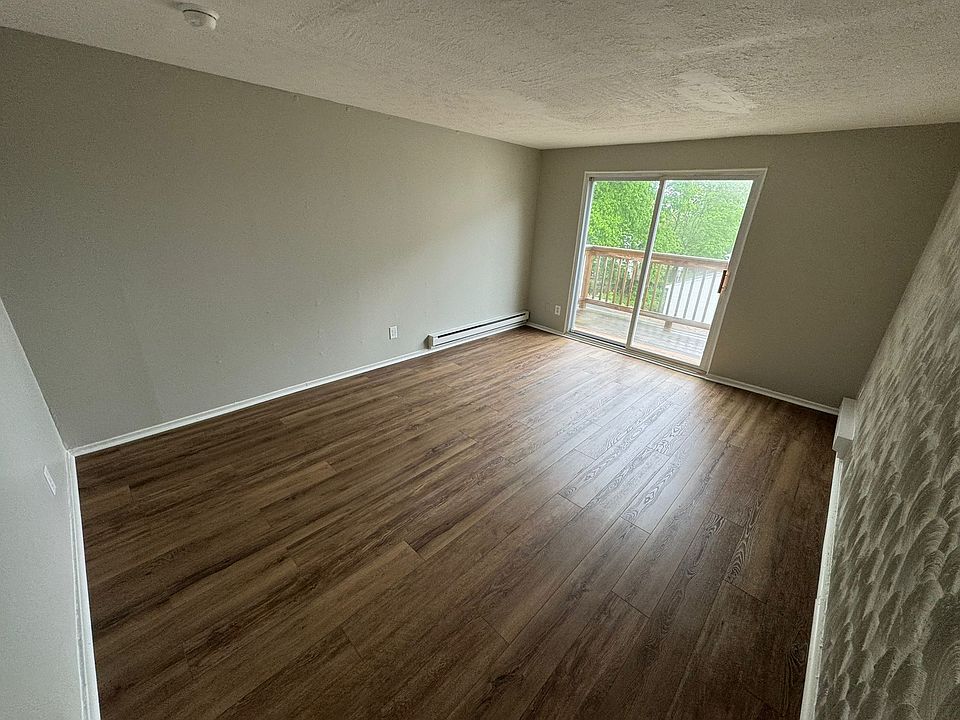 2nd image of 61 Warwick St #8A
