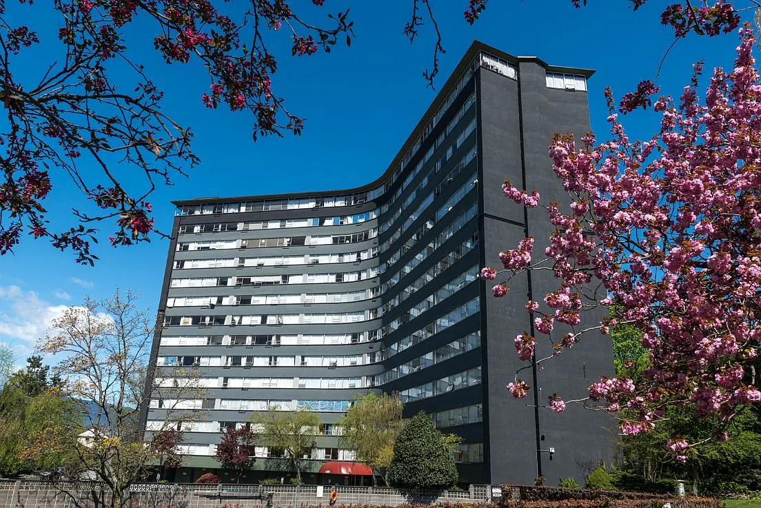 Parkview Towers — Photo 3