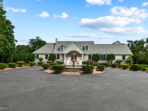 3rd image of 8071 Windsor Dr