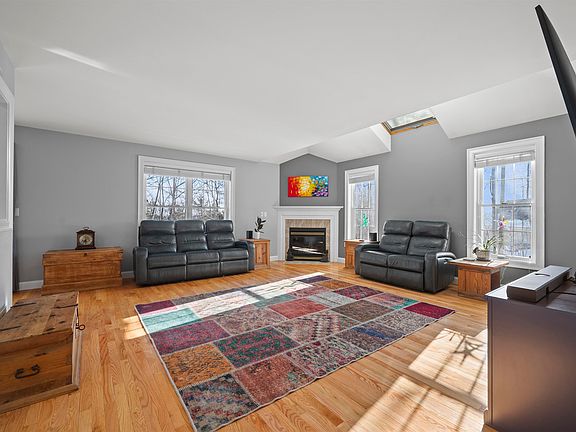 3rd image of 25 Lilac Lane