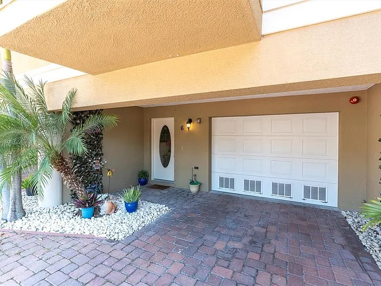 300 Capri Blvd #6 — Photo 3